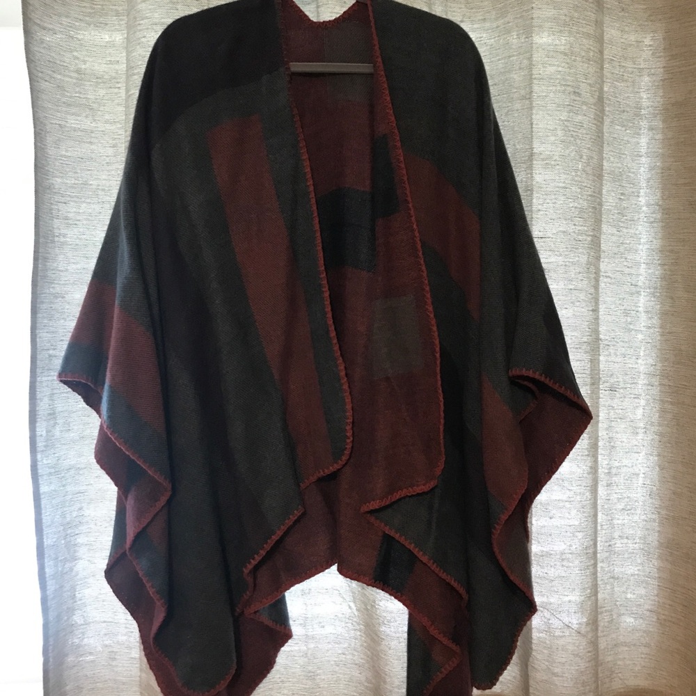 NWOT. BB Dakota Poncho Wrap